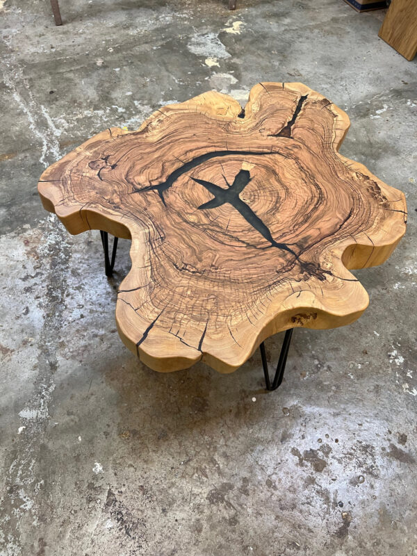 Coffee Table in Ulivo con Resina Epossidica Trasparente