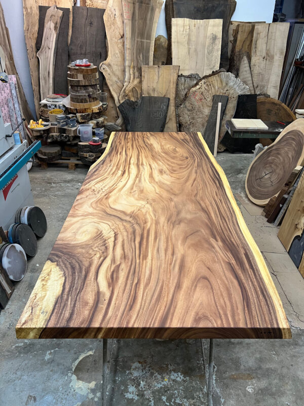 Tavolo in Rain Tree Live Edge